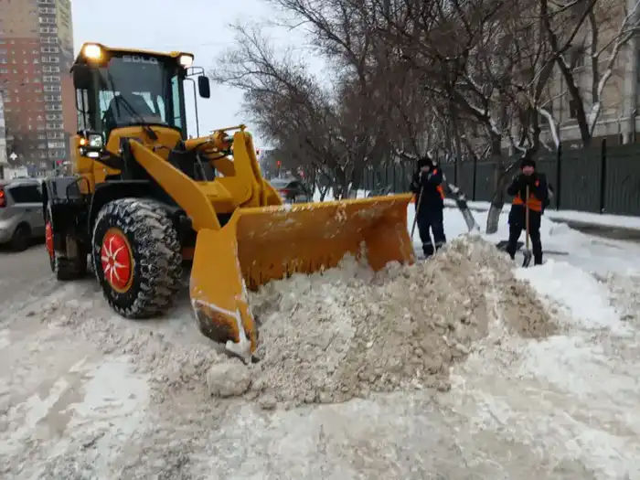 Около трех тысяч дорожных рабочих вышли на уборку снега в Астане (7)