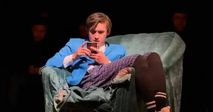 Тишина на сцене: комедия о социальных проблемах {city2}