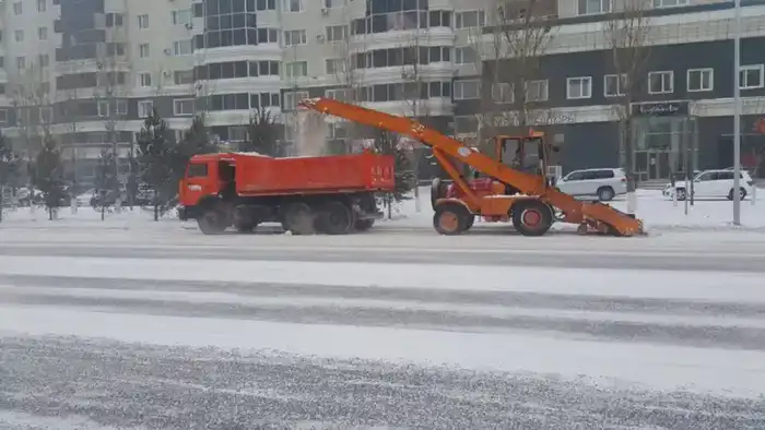 Работают без перерывов и выходных: как коммунальные службы борются со снегом и наледью в Астане (4)