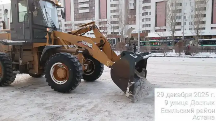 Почти 3 000 дорожных рабочих и свыше 1 400 единиц спецтехники задействованы в снегоуборочных работах в Астане (6)