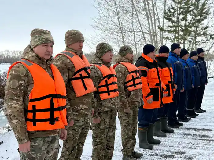 МЧС призывает граждан не выходить на тонкий лёд и соблюдать правила безопасности на водоёмах (8)