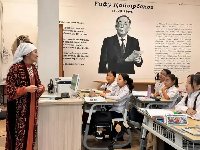 Школьники Астаны с интересом освоили мастер-класс по рукоделию от бабушек-волонтеров {city2}