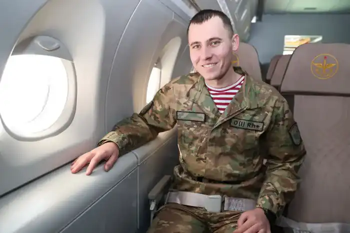 Солдаты открывают подарки: Новый год в армии! {city2}