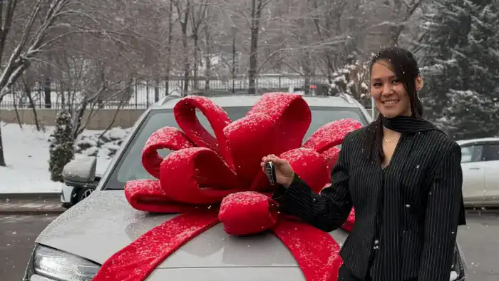 Казахстанские чемпионки мира по боксу Алуа Балкибекова и Назым Кызайбай получили дорогие подарки, что подчеркивает важность поддержки спортсменов и их вклада в развитие спорта в стране. {city2}