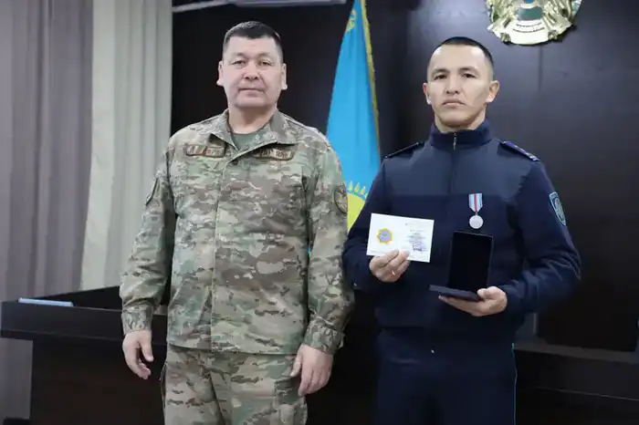 Герои из Ұлытау спасли детей при пожаре {city2}