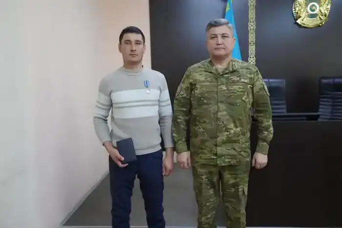 Награждение героев за мужество при спасении людей из пожара в Абай {city2}