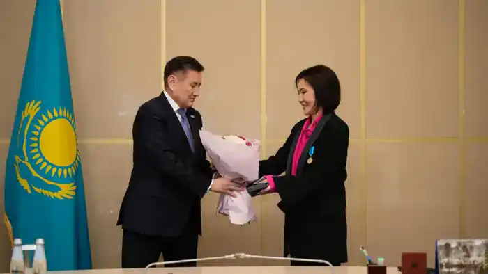 В Восточном Казахстане вручили госнаграды в честь Дня Независимости (3)