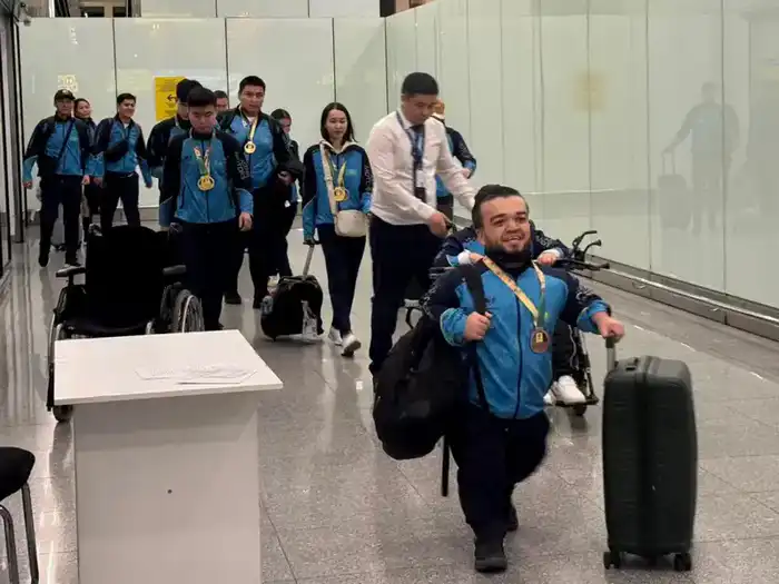 Победители V Азиатских пара игр вернулись в страну: их торжественно встретили болельщики (3)