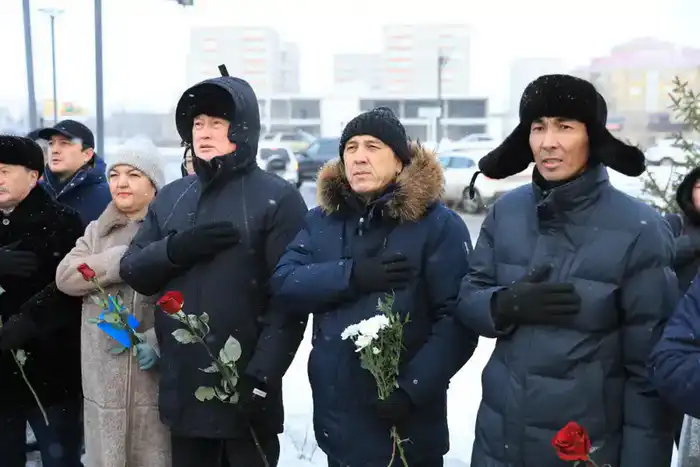 В День Независимости актюбинцы возложили цветы к мемориальному комплексу «Азаттықтың ақ таңы» (3)