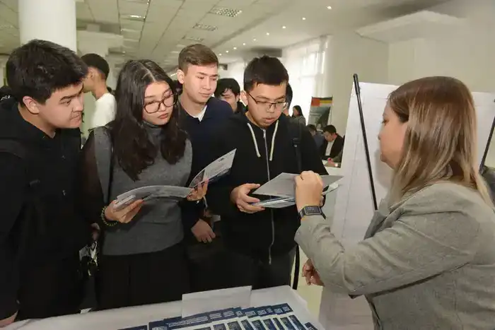 Крупные предприятия Карагандинской области представили вакансии студентам КарТУ (3)