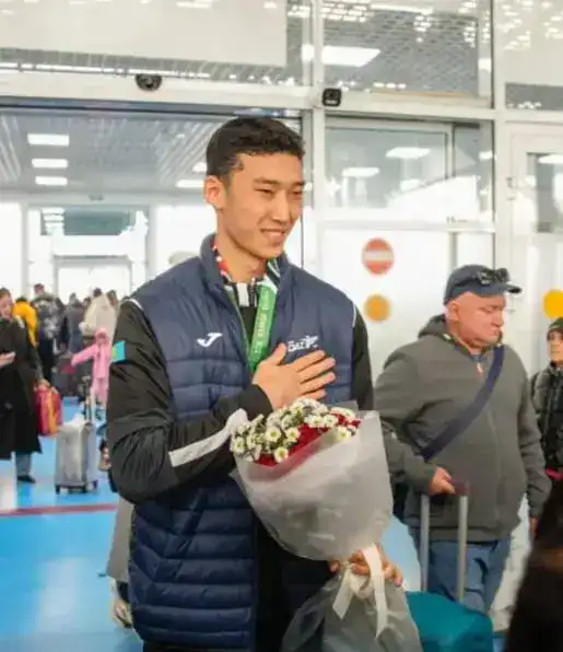 Восточноказахстанцы встретили победителя чемпионата мира в аэропорту (6)