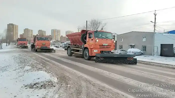 В Астане более 3000 дорожных рабочих борются с последствиями зимних снегопадов {city2}