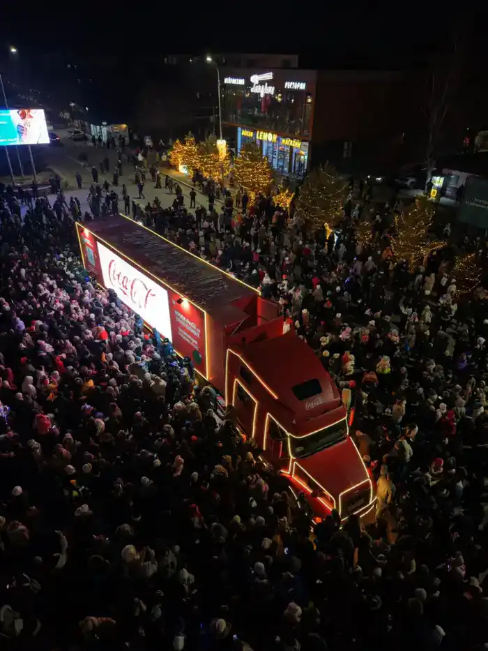Горожане встретили новогодний караван Coca-Cola в Конаеве с радостью {city2}