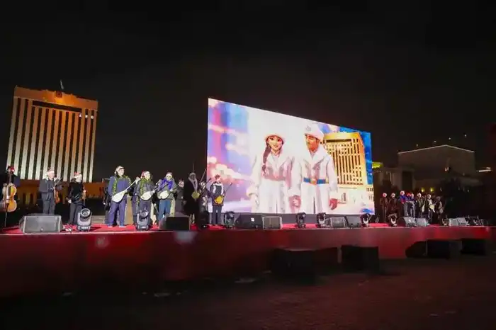 В Шымкенте зажгли огни главной новогодней ёлки города (7)