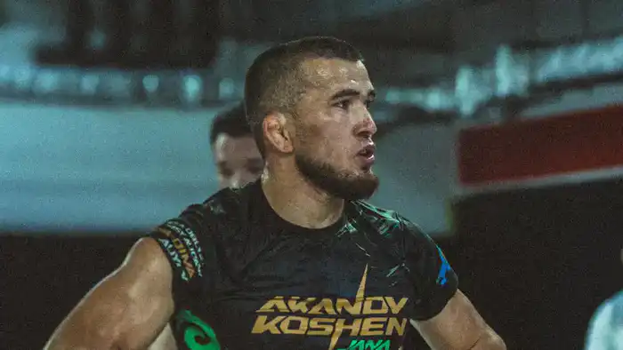 Кошен Аканов нокаутирует Сардора Худойбердиева в первом раунде на турнире Brave CF и ATF {city2}