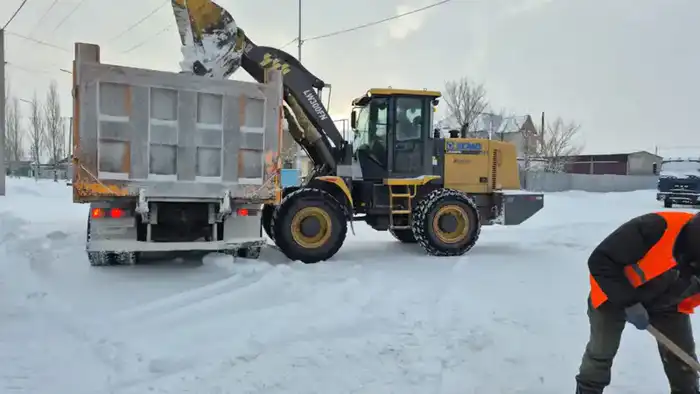 В Астане более трех тысяч дорожных рабочих продолжают снегоуборочные работы {city2}