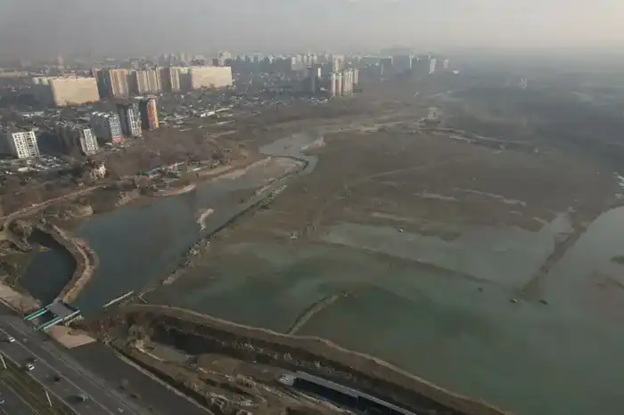 В Алматы понтонные мосты на Сайране ежегодно снимают на зиму из-за понижения уровня воды (4)