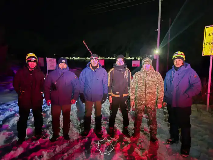 Спасатели МЧС Казахстана за прошедшие трое суток из снежных заносов спасли и эвакуировали 242 человека (3)
