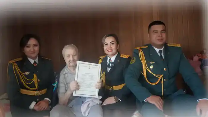 В Алматы военнослужащие поздравили 102-летнего ветерана Василия Фомича Шипилева с днем рождения {city2}