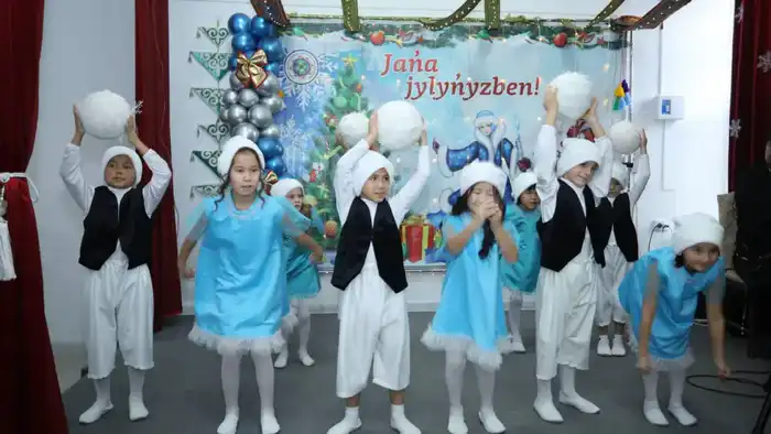 Аким Мангистауской области подчеркнул международные обязательства по заботе о детях на празднике в детском доме {city2}