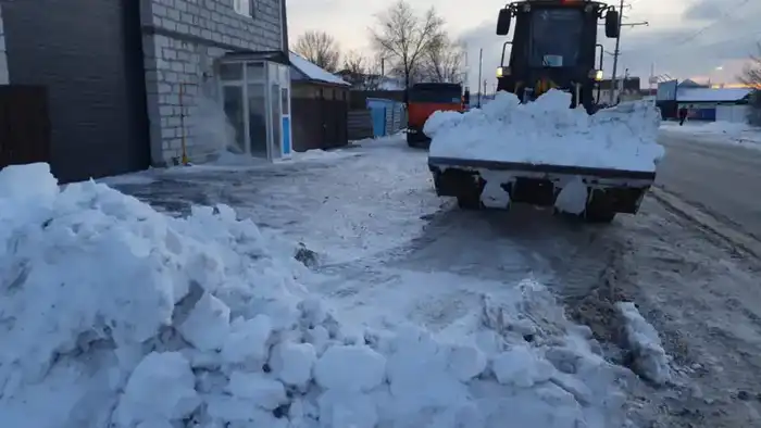 Свыше 1 400 единиц спецтехники задействованы в снегоуборочных работах и посыпке тротуаров техсолью в Астане {city2}