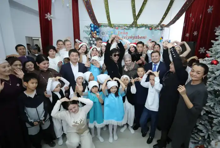 Аким Мангистауской области поздравил воспитанников детского дома с Новым годом (10)