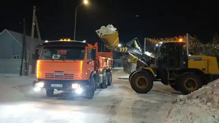 Около 1 200 единиц спецтехники заняты в снегоуборочных работах в Астане ночью (8)