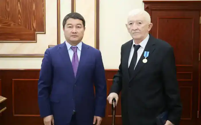 Награждение трудовых героев: вклад в развитие региона и его будущее {city2}