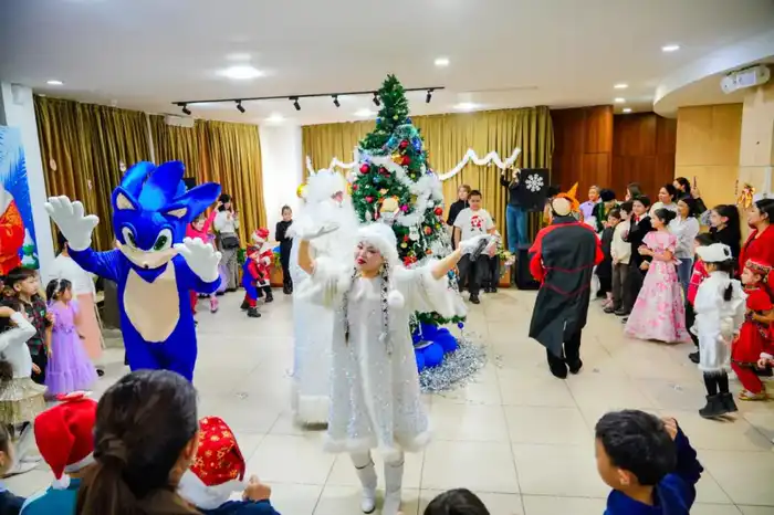 В столичном Доме дружбы прошла благотворительная новогодняя елка для детей с особыми потребностями {city2}