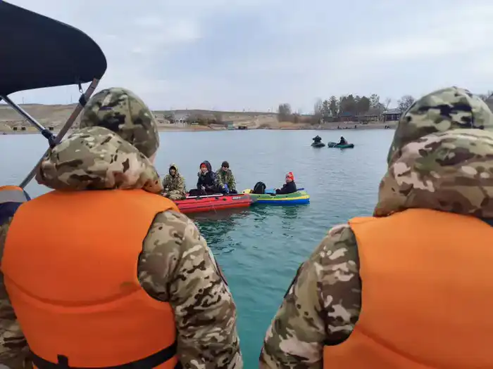 Опасность тонкого льда меры безопасности на водоёмах МЧС {city2}