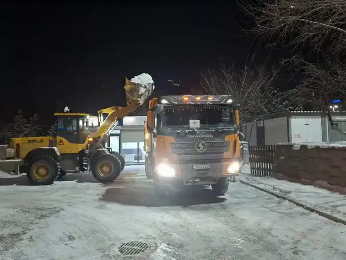 Снегуборочные работы продолжаются в Астане {city2}