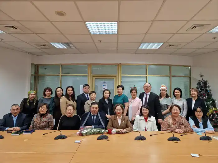 В Комитете поздравили с выходом на заслуженный отдых и наступающим Новым годом (2)