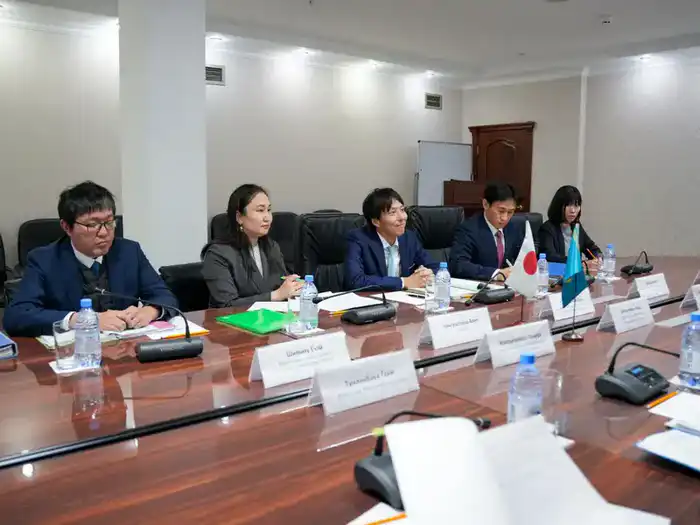Состоялась встреча Директора Департамента международного права Айши Айткалиевой с Директором отдела международных отношений Министерства юстиции Японии Такехико Кавабучи (2)