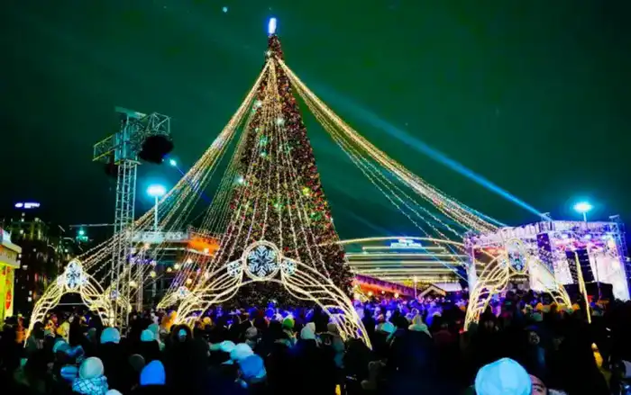 Астана готовится к новогоднему празднику: массовое зажжение ёлок и развлекательная программа для горожан {city2}