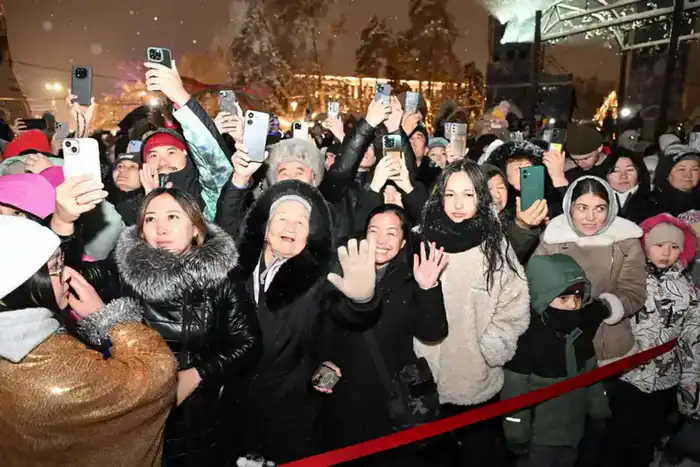 В Алматы зажгли главную новогоднюю ёлку (7)