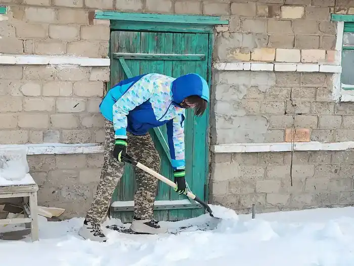 Волонтеры поддерживают одиноких пенсионеров: акция помощи в зимний период {city2}