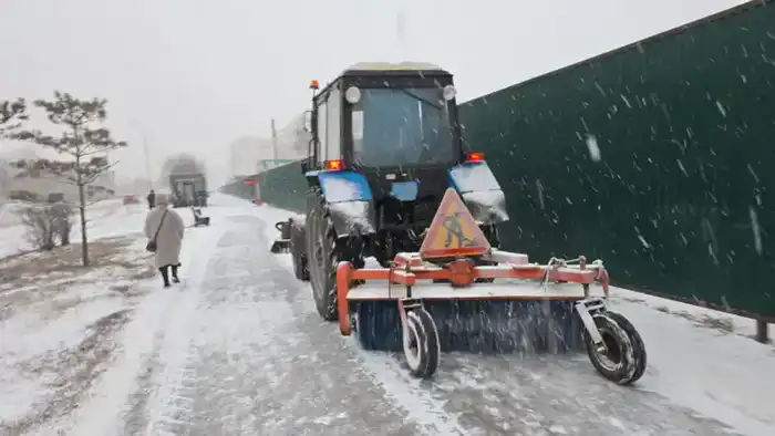 Свыше 1 тыс. единиц спецтехники задействовано в снегоуборочных работах днем в Астане (4)