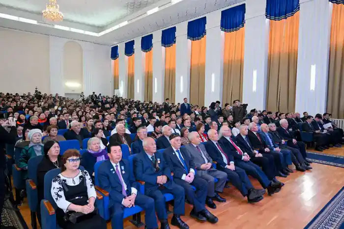 Аким области Берик Уали встретился с жителями Семей для обсуждения новых проектов и инвестиций {city2}