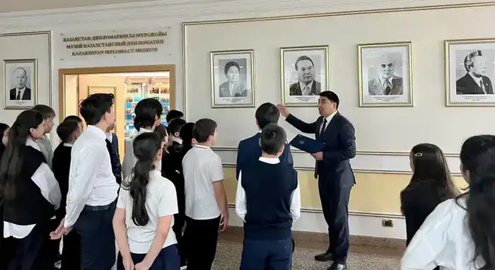 Школьники Косшы познакомились с историей казахстанской дипломатии в МИД РК {city2}