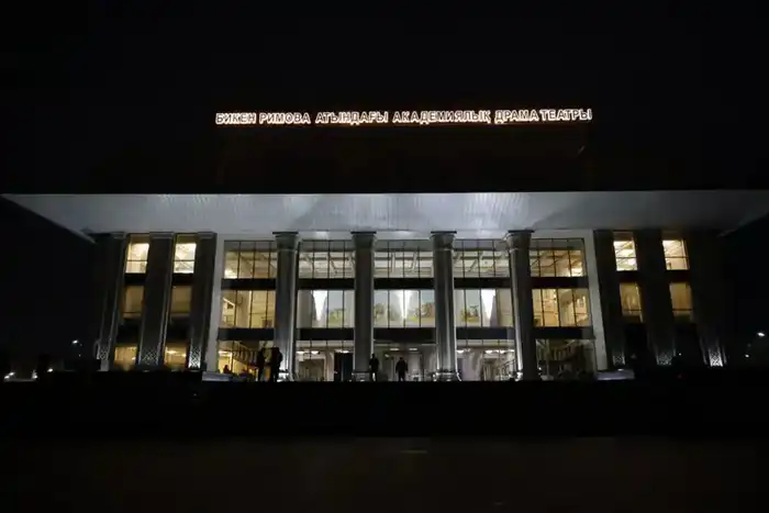 В Жетісу торжественно отметили присвоение академического статуса драматическому театру имени Бикен Римовой (8)