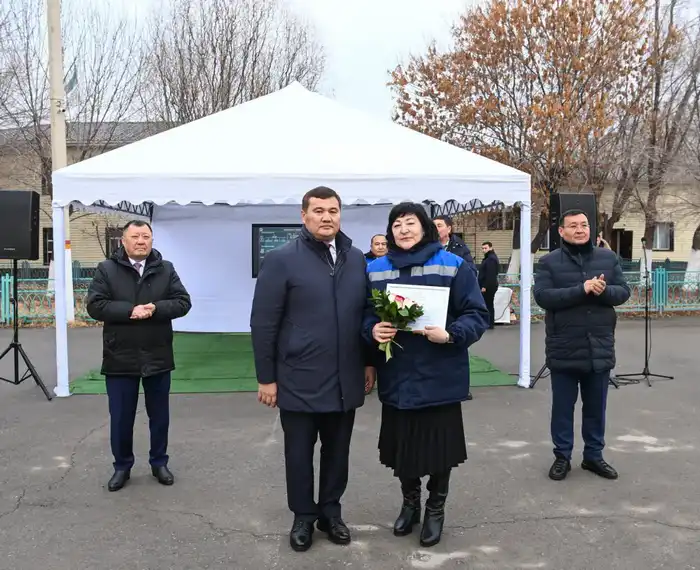 Аким области встретился с работниками «Қызылорда автобус паркі» и «Қызылорда су жүйесі» для поздравления с Новым годом {city2}