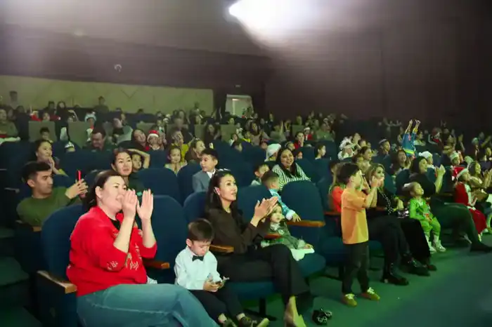 Министр обороны зажег елку и радость детей! {city2}