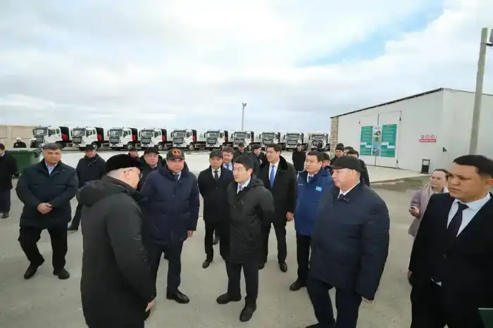 «Таза Қазақстан»: Аким области ознакомился с новой техникой для вывоза мусора (2)