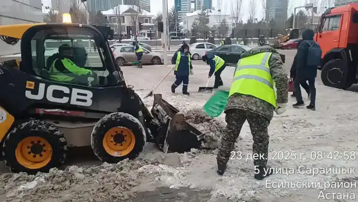 Около трех тысяч дорожных рабочих вышли на уборку снега в Астане (6)