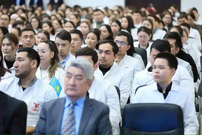 В Актобе авторы QazVac и эксперты в сфере медицины обсудили с будущими врачами национальные ценности (8)