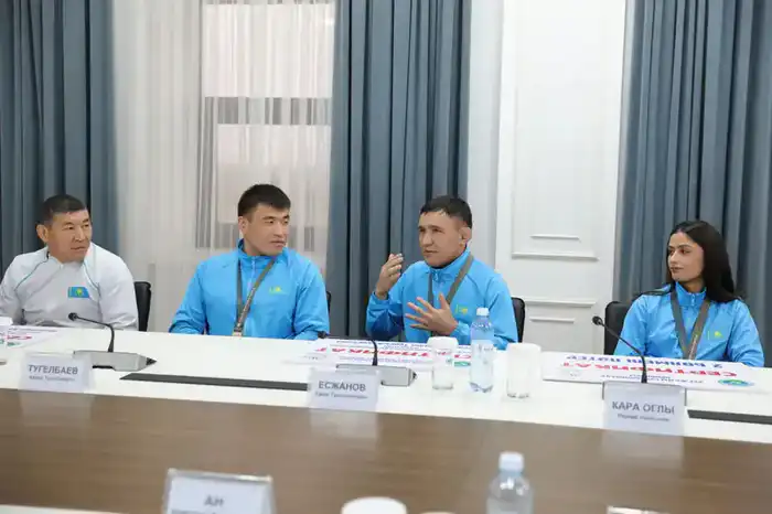 Поддержка спортсменов с ограниченными возможностями: Ербол Карашукеев вручил сертификаты на квартиры призёрам Сурдлимпийских игр {city2}