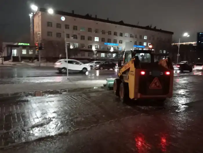 Около 3 500 тонн техсоли и больше 100 тысяч рейсов: коммунальщики столицы продолжают работу в усиленном режиме (2)
