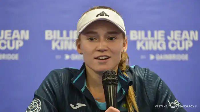 Елена Рыбакина продемонстрировала паспорт в Шэньчжэне перед Континентальным кубком {city2}