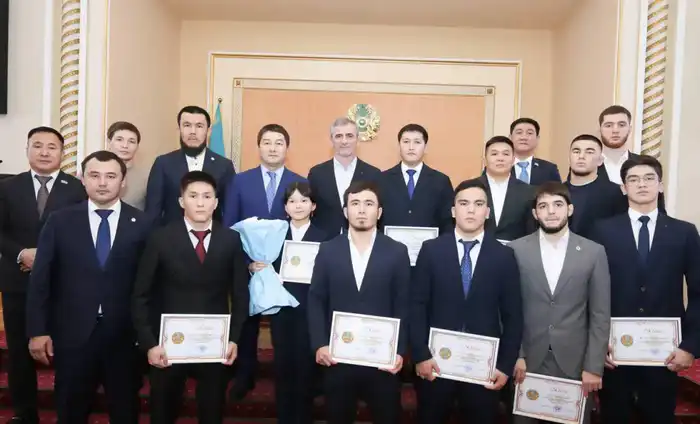 В Мангистау наградили победителей олимпиад среди сельских школ и лучших представителей сферы спорта (6)
