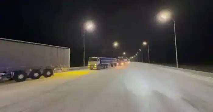 150 грузовиков в метели: полицейские на страже! {city2}